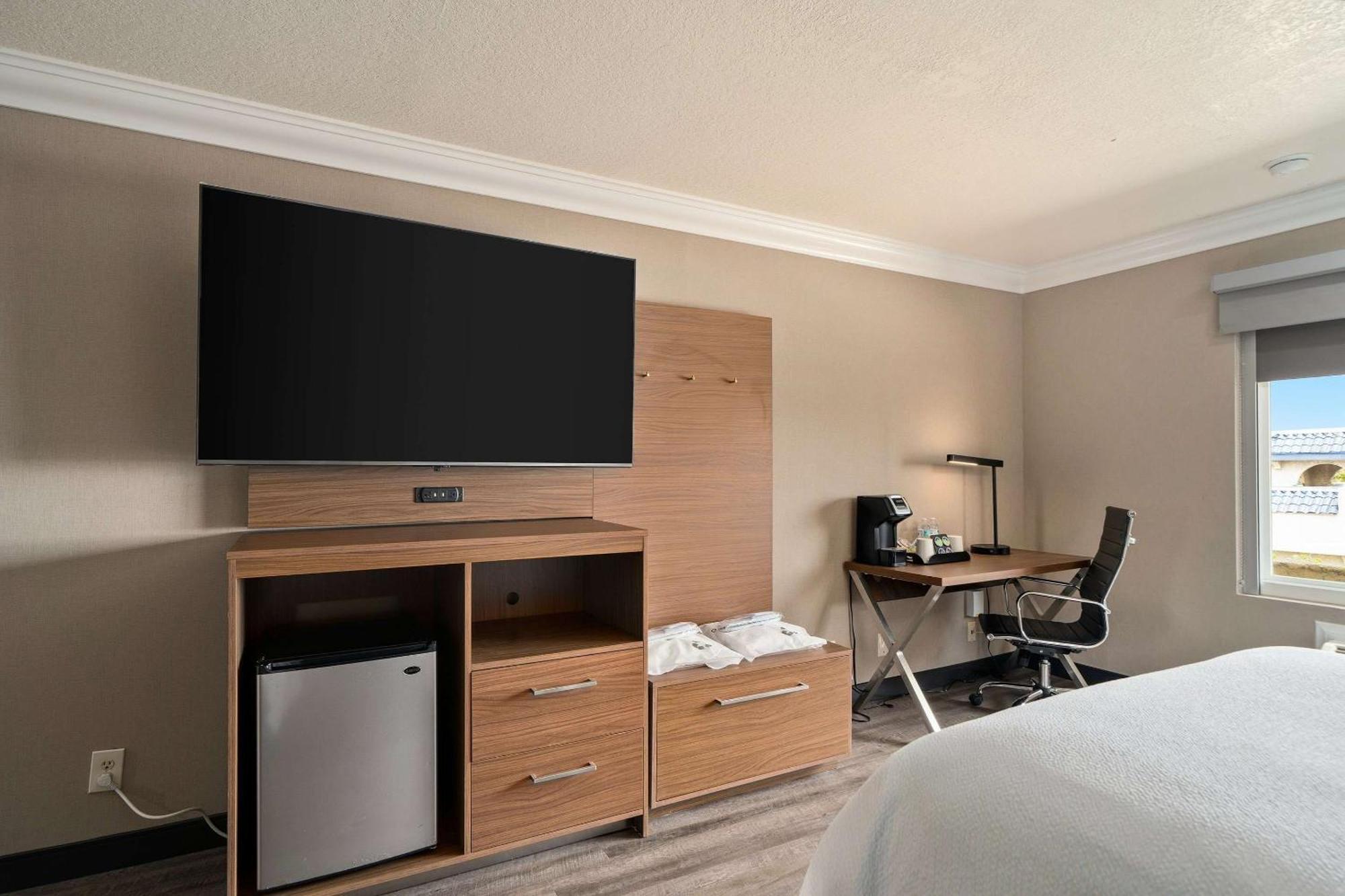 Best Western Plus Newport Mesa Inn Коста Меса Екстериор снимка